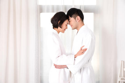 情侣穿着浴袍站在窗边图片素材免费下载