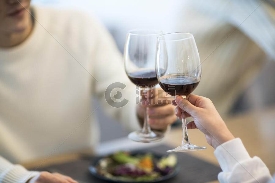 情侣在吃饭时碰杯图片素材免费下载