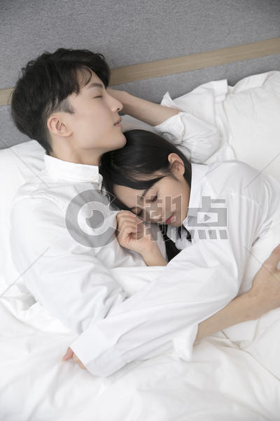 情侣床上依偎在一起图片素材免费下载