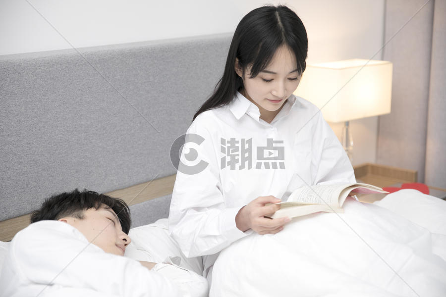女生在看书男生在睡觉图片素材免费下载