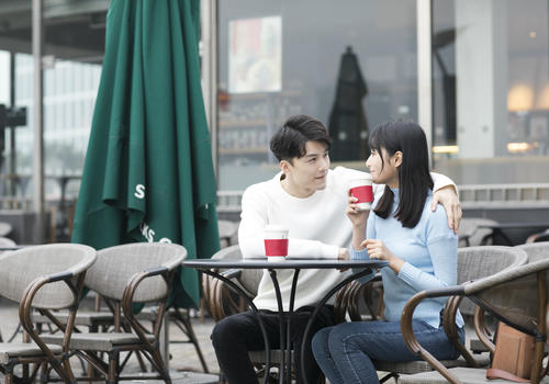 咖啡厅外的情侣图片素材免费下载