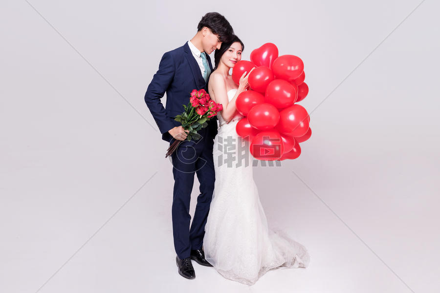 情侣婚纱手持爱心气球玫瑰花动作图片素材免费下载
