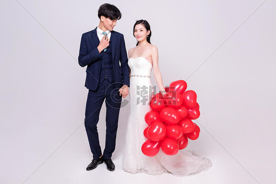 情侣婚纱手持爱心气球动作图片素材免费下载
