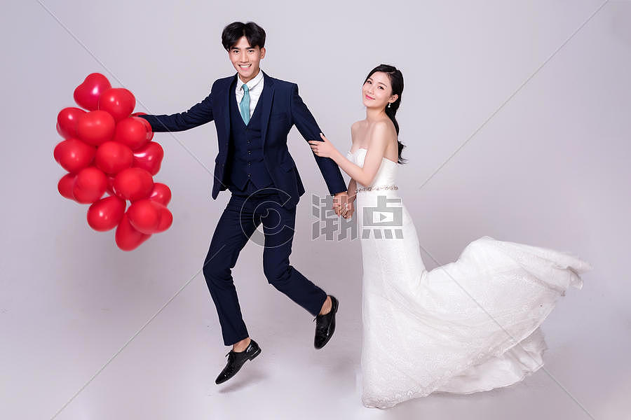 情侣婚纱持爱心气球夸张动作图片素材免费下载