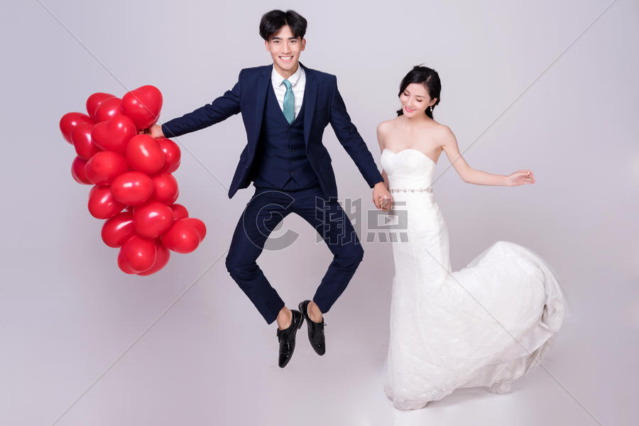 情侣婚纱持爱心气球夸张动作图片素材免费下载
