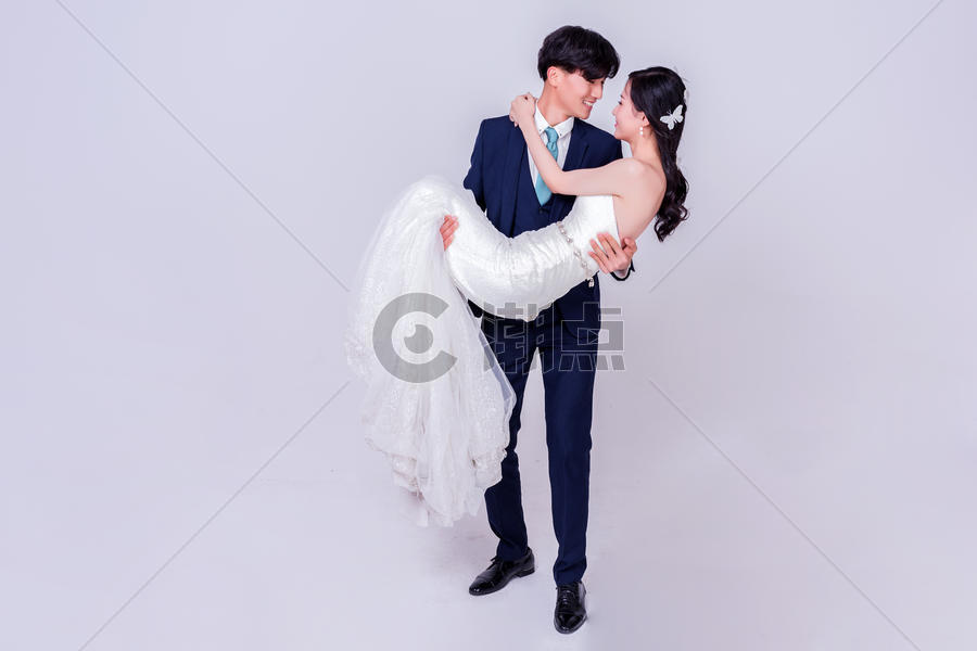 情侣婚纱男生公主抱女生图片素材免费下载