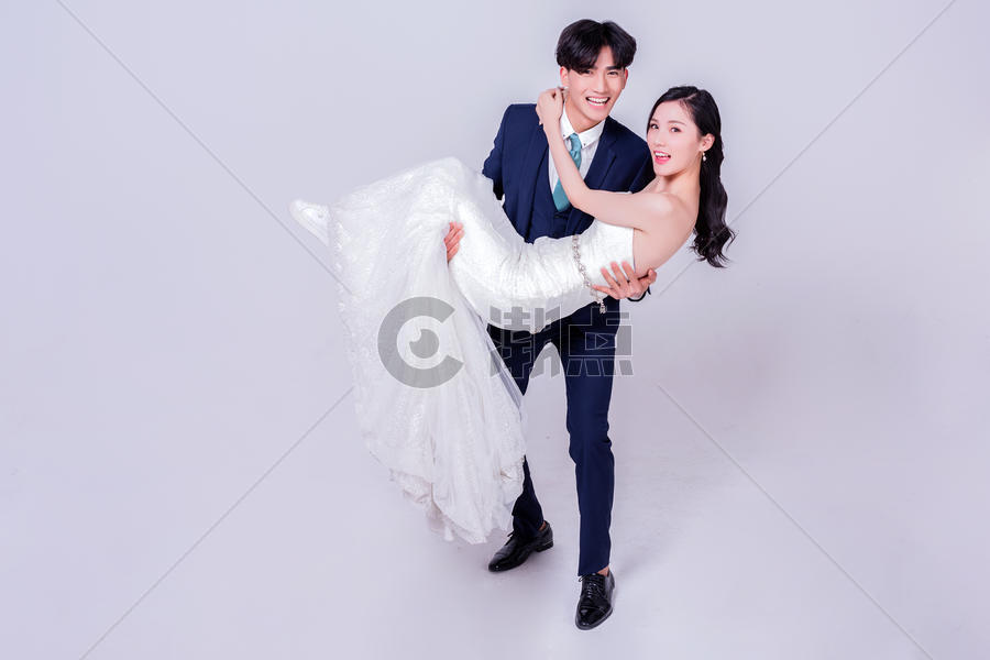 情侣婚纱男生公主抱女生图片素材免费下载