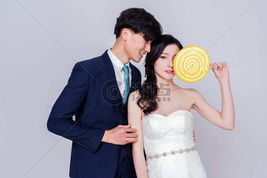 情侣婚纱手持棒棒糖动作图片素材免费下载