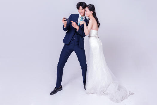 情侣婚纱互相自拍图片素材免费下载