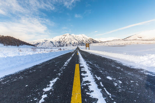 雪地里笔直的公路图片素材免费下载