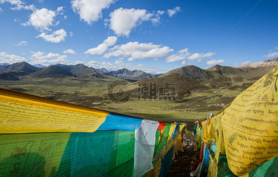 西藏高原美丽的经幡图片素材免费下载
