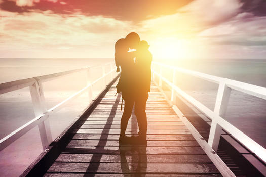 木桥晚霞下的情侣图片素材免费下载