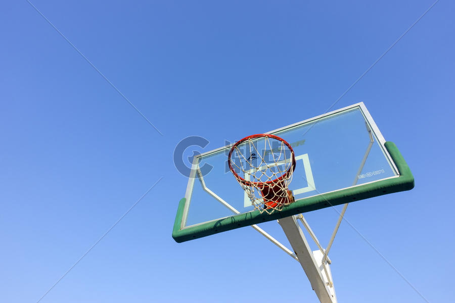 蓝天下的篮球架图片素材免费下载