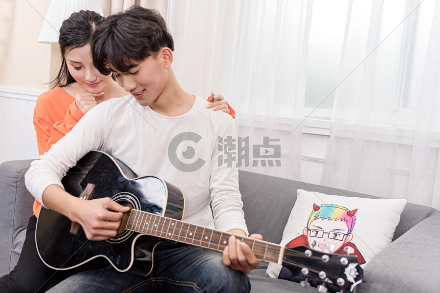 情侣男生给女生弹吉他图片素材免费下载