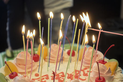 生日上的生日蛋糕和蜡烛图片素材免费下载