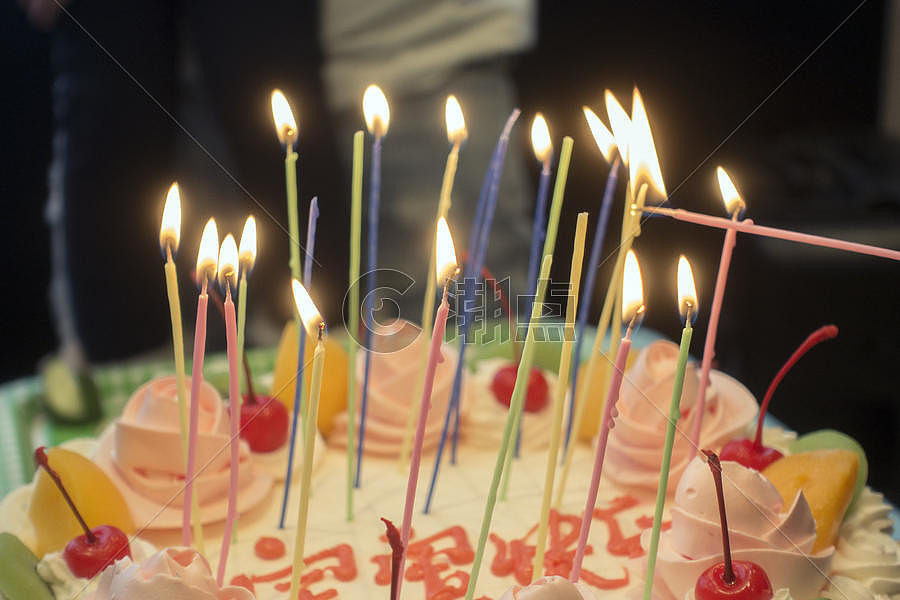 生日上的生日蛋糕和蜡烛图片素材免费下载