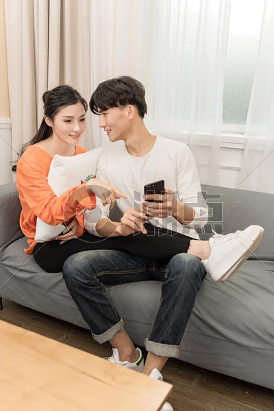 情侣居家亲密互动摄影图4729*7095图片素材免费下载-编号763276-潮点视频