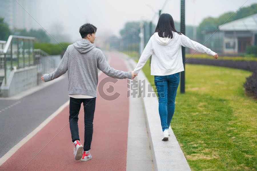 情侣在户外散步图片素材免费下载