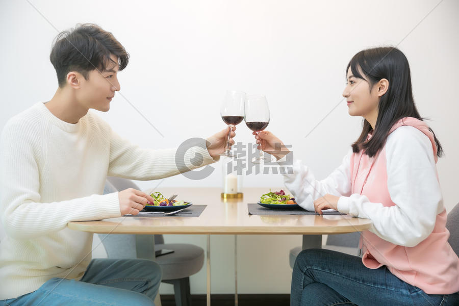 情侣在餐厅吃饭图片素材免费下载