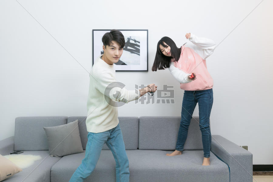 在客厅一起玩游戏的情侣图片素材免费下载