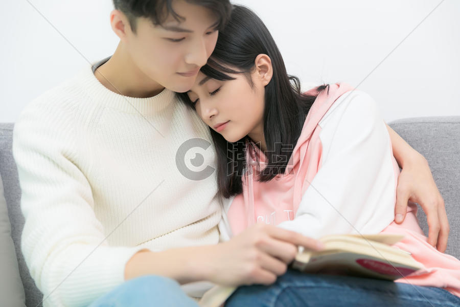 情侣在客厅沙发上阅读看书图片素材免费下载