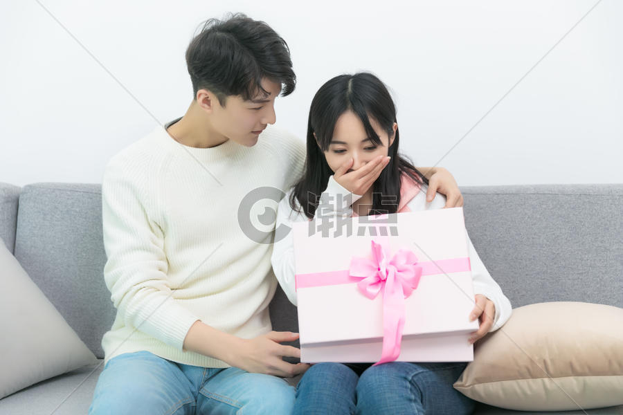男生在沙发上送女生礼物图片素材免费下载