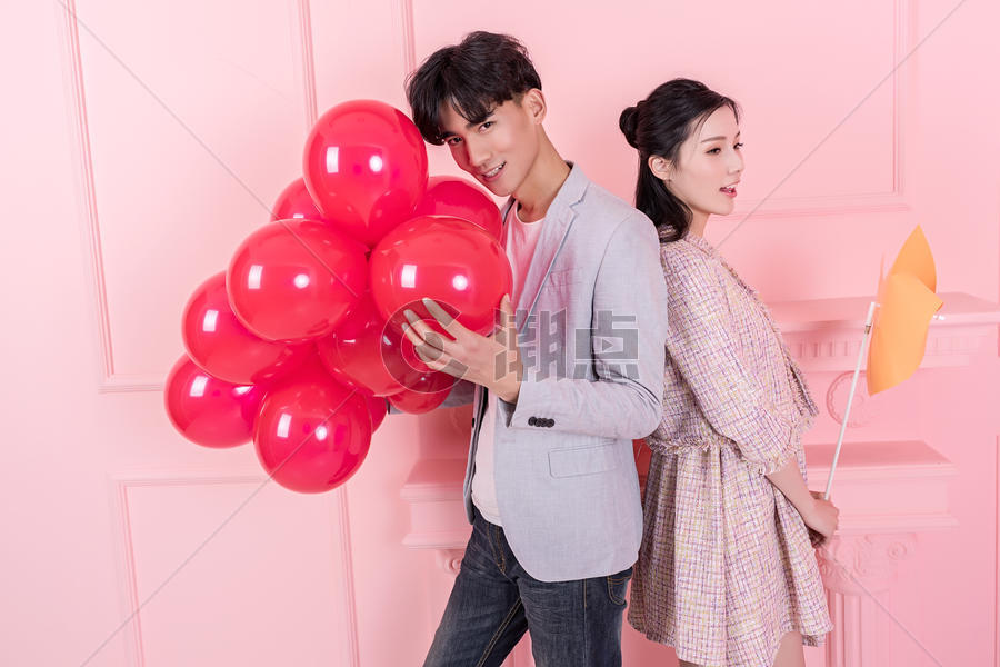 情侣手持气球风车很浪漫图片素材免费下载