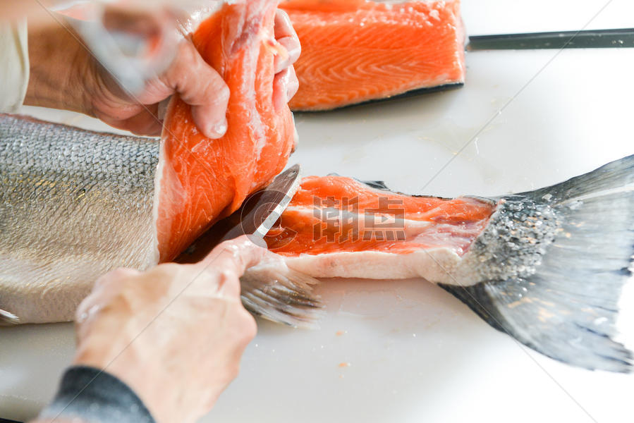 日式厨师切三文鱼图片素材免费下载