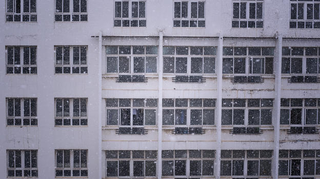 窗户外的飘雪图片素材免费下载