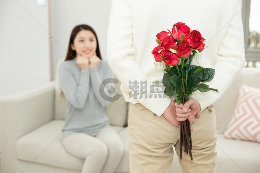 居家情侣送玫瑰花图片素材免费下载