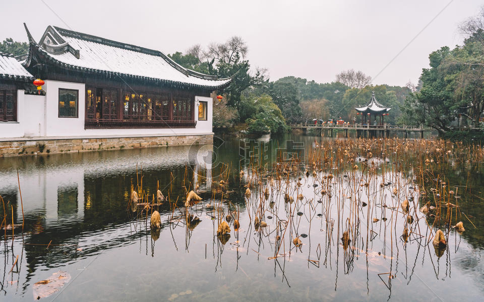 中式古典园林中的雪景图片素材免费下载