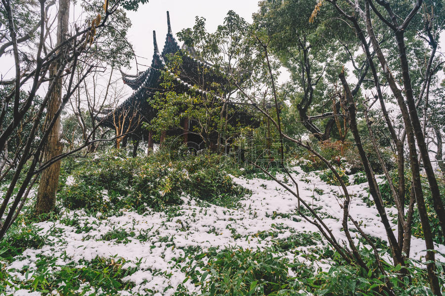 中式古典园林中的雪景图片素材免费下载