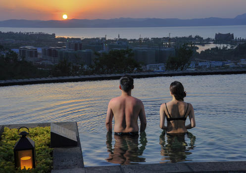 泡温泉看夕阳图片素材免费下载