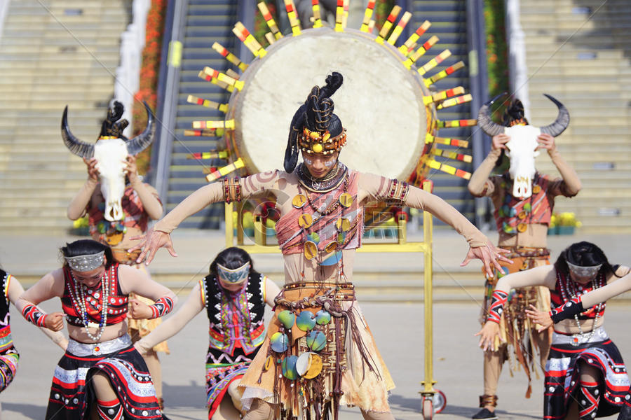 云南少数民族舞蹈表演图片素材免费下载