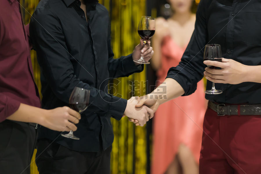 聚会上喝酒握手图片素材免费下载