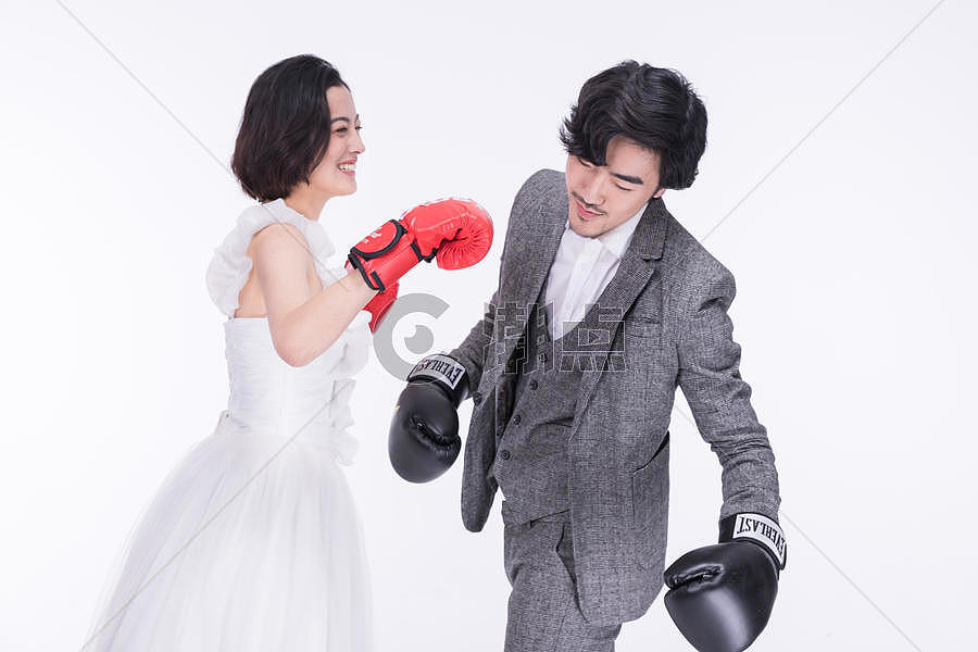 新婚夫妻玩拳击搞怪图片素材免费下载