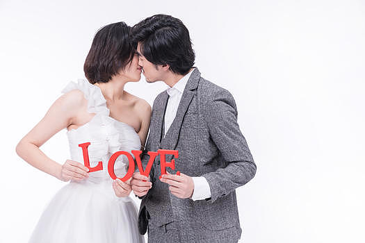 新婚夫妻手拿LOVE图片素材免费下载
