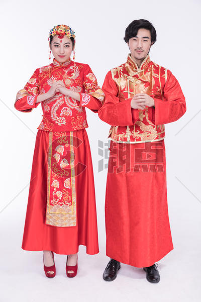 身着中式礼袍的年轻夫妻图片素材免费下载