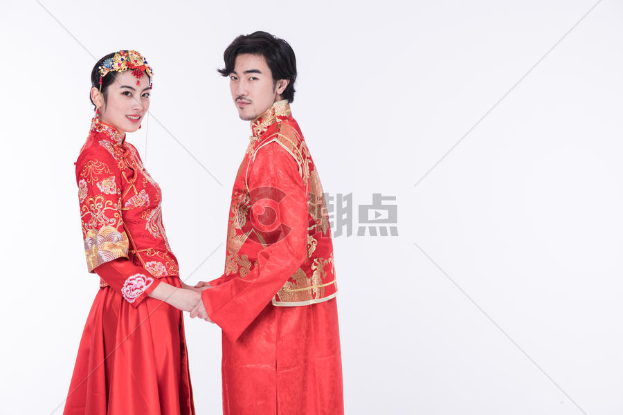 身着中式礼袍的年轻夫妻图片素材免费下载