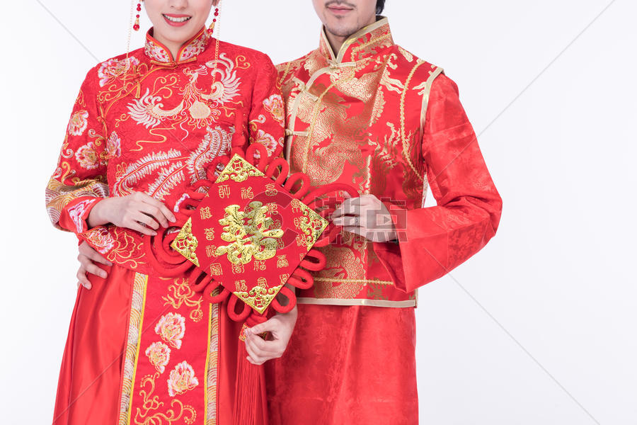身着中式礼袍的年轻夫妻特写图片素材免费下载