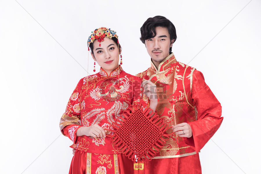中式礼袍的夫妻拿中国结图片素材免费下载