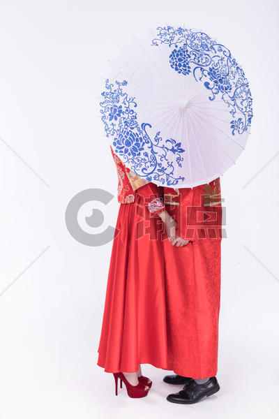 中式礼袍的年轻夫妻撑伞图片素材免费下载