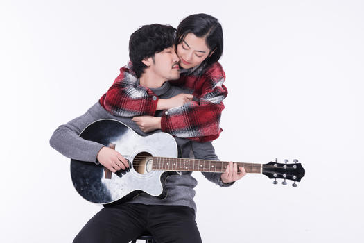 幸福爱音乐的情侣拿吉它图片素材免费下载