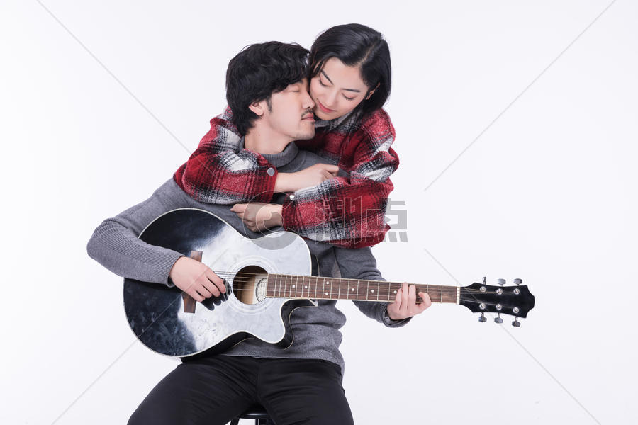 幸福爱音乐的情侣拿吉它图片素材免费下载