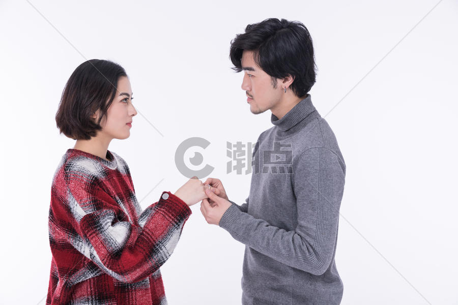 年轻夫妻求婚戴戒指图片素材免费下载