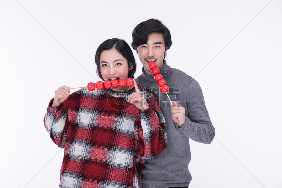 幸福的情侣吃冰糖葫芦图片素材免费下载
