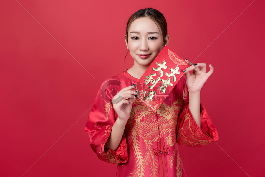 旗袍女性美妆手持红包图片素材免费下载