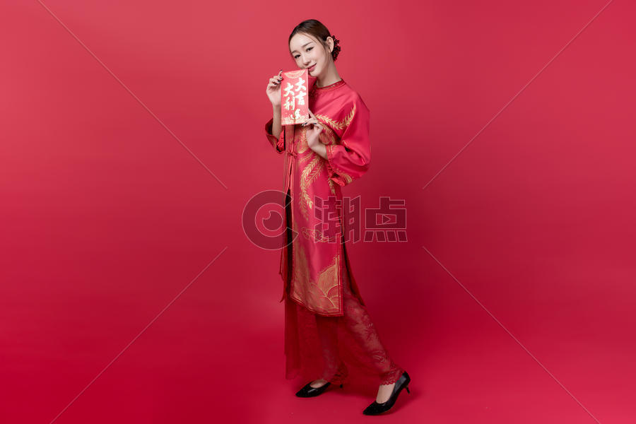 旗袍女性美妆手持红包图片素材免费下载