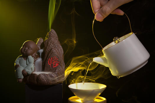 手拿茶壶倒茶与香台图片素材免费下载