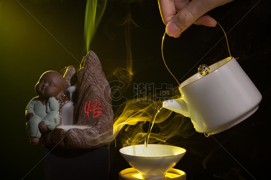 手拿茶壶倒茶与香台图片素材免费下载